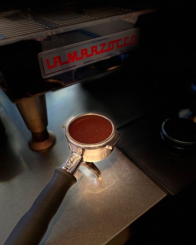 ~Espresso Coffee ~
只今のエスプレッソはこちらのコーヒー豆でご用意しております！

🇹🇿タンザニア KIBO AA-中深煎り-

タンザニアコーヒーの中でも最高品質のコーヒーにのみつけられる冠の「KIBO」と、最高ランクのグレードである「AA」がつけられているスペシャルなコーヒー豆です！

🔸味わい

柑橘やベリーを思わせる甘みを含んだ酸味と程よいコク、すっきりとした飲み口でありつつ、アフリカのコーヒーらしくフルーティーで野生味溢れる豊かな味わい。中深煎りで仕上げられた豆からは上品な苦味と甘み、香りを堪能することができます。

ぜひ、皆様のご来店をお待ちしております♪